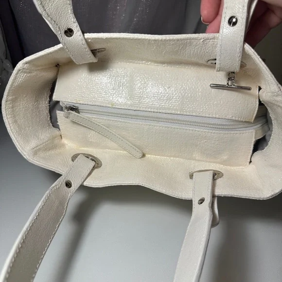 CHANEL Ivory Quilted Tote Bag - Picture 8 of 16